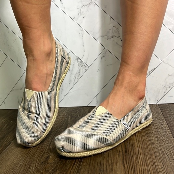 2/$20 3/$35 Toms 8 US - Picture 1 of 4